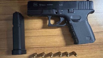 Polis şüphesinde haklı çıktı, motosikletin selesinden tabanca ele geçirdi