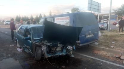 Isparta’da kamyonetle çarpışan otomobil hurdaya döndü: 2 yaralı