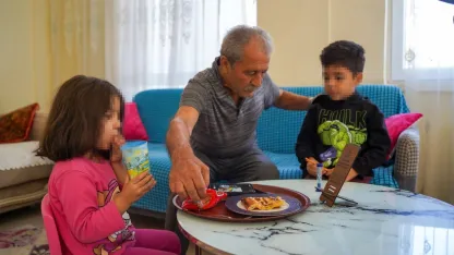 Hayatını 3 torununa adayan dedeye evden tahliye şoku