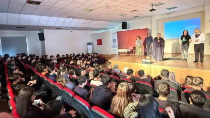 Mersin’de ’madde bağımlılığı’ konulu tiyatro büyük ilgi gördü