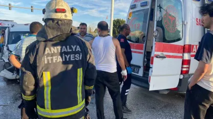 Antalya’da kavşakta iki araç çarpıştı: 4 yaralı
