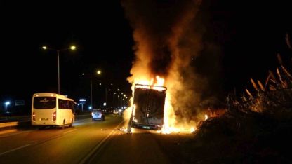 Antalya’da elektronik eşya yüklü nakliye aracı alev alev yandı