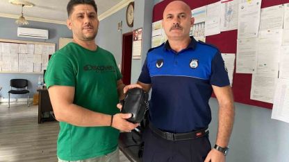 Zabıta ekiplerinin devriye atarken yerde buldukları çanta sahibine teslim edildi