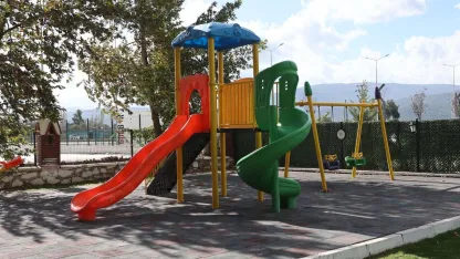 Yatağan'da iki mahalleye toplam 60 bank ve 4 oyun grubu yerleştirildi