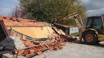 Dünyaca ünlü Karabağlar Yaylası'ndaki 4 kaçak yapının yıkımına başlandı