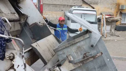 Akdeniz’de çöp konteynerleri yıkanıp dezenfekte ediliyor