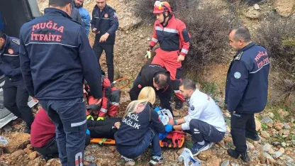 Muğla’da yolcu minibüsü devrildi: 13 yaralı