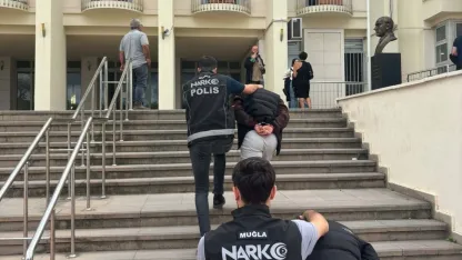 Narkotik polisinden otel odasına baskın; 2 şüpheli tutuklandı