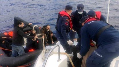 Yunanistan, 8’i çocuk 20 düzensiz göçmeni ölüme terk etti