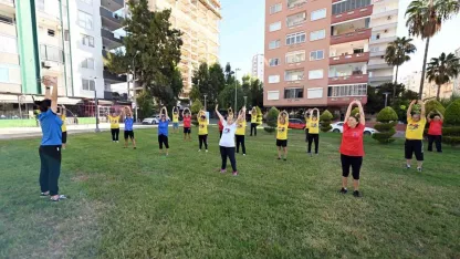 Mersin’de emekliler sabah sporunda buluşuyor