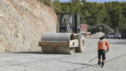 Gülnar’da 5 mahalleyi birbirine bağlayan yol yenilendi