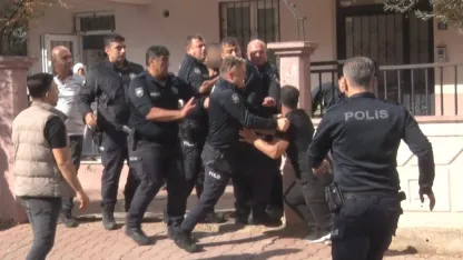 Evi yakmaya çalıştı, eşyaları sokağa fırlattı, çıkışta akraba dayağı yedi