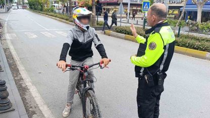 Trafik polisinden trafiği tehlikeye düşüren bisikletliye nasihat: "Bisiklete ceza yazılmaz diye düşünmeyin"
