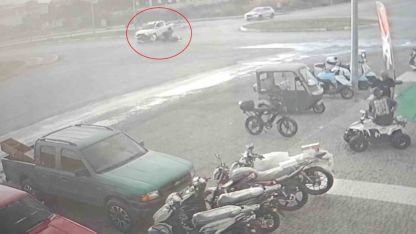 Kamyonetle çarpışıp motosikletiyle 25 metre sürüklendi, kask sayesinde hayata tutundu