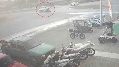 Kamyonetle çarpışıp motosikletiyle 25 metre sürüklendi, kask sayesinde hayata tutundu