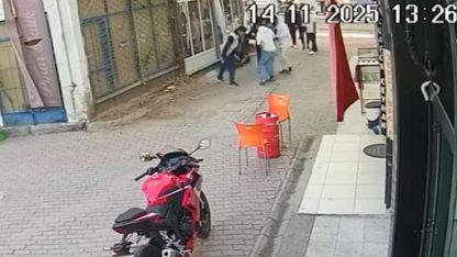 Gençlerin kavgası kanlı bitti: Bıçaklayıp, hiçbir şey olmamış gibi uzaklaştı