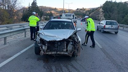 TIR ve otomobil çarpıştı: 3 yaralı