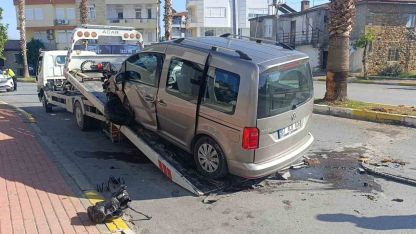 Antalya’da palmiye ağacına çarpan aracın sürücüsü yaralandı