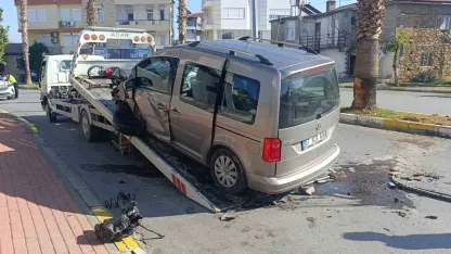 Antalya’da palmiye ağacına çarpan aracın sürücüsü yaralandı