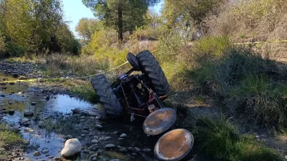 Devrilen traktörün sürücüsü hayatını kaybetti
