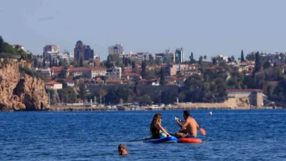 Kasım ortasında yaz keyfi! Türkiye’de kar var, Antalya’da deniz keyfi devam ediyor