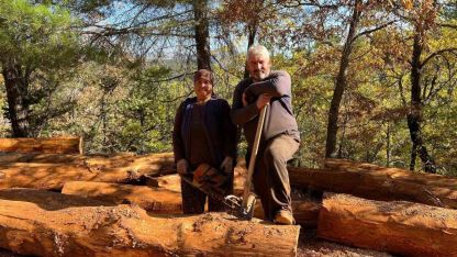 Karı-koca 35 yıldır  ormanlarda damgalanan ağaçları kesiyorlar