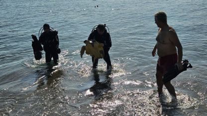 Deniz dibinde balık ağlarına takılı yaralı caretta caretta kurtarıldı