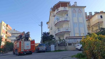 Apartman çatısındaki yangını patlayan su borusu söndürdü