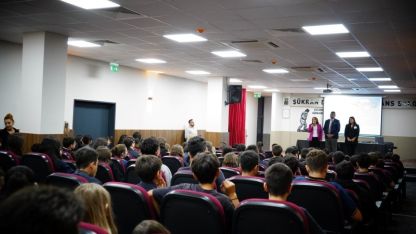 Konyaaltı Belediyesi okul kütüphanesine kitap bağışı yaptı