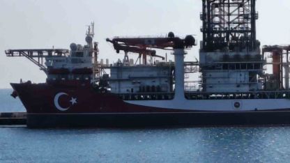 Türkiye’nin 228 metrelik denizdeki yeni gücü: Türkiye’nin rengine boyandı