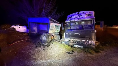 Otomobille kamyonet çarpıştı: 1 ölü, 1 yaralı