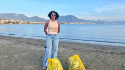 Alanya’da 17 yıllık Türkçe öğretmeni, sahile inerek poşet poşet çöp toplayıp sosyal medyada paylaşıyor