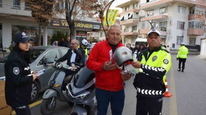 Korkuteli ilçesinde motosiklet sürücülerine kask dağıtıldı