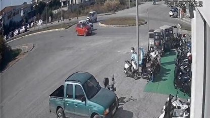 Otomobillerin çarpıştığı kaza kamerada