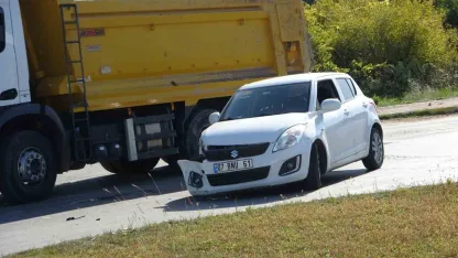 Manavgat’ta iki otomobilin kavşakta çarpışması kameraya yansıdı