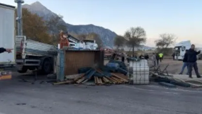 Eğirdir’de iki tırın çarpıştığı kazada sürücülerden biri yaralandı