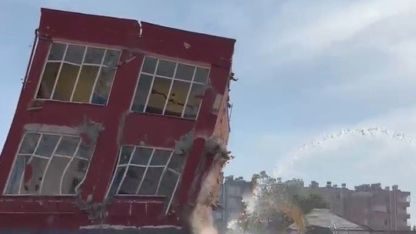 Mersin’de 2 katlı bina titreşimle yıkıldı