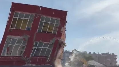 Mersin’de 2 katlı bina titreşimle yıkıldı