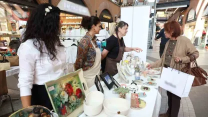 Kadın kursiyerler el emeği ürünlerini öğretmenler için sergiledi