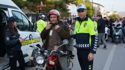 'Kaskın Varsa Şansın da Var' projesi kapsamında sürücülere kask dağıtıldı