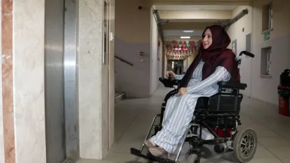 Yürüme engelli Zeynep öğretmen, asansörü 2 aydır arızalı okulda azmiyle ders veriyor
