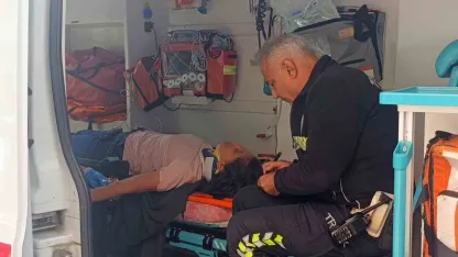 Önündeki araca çarpmamak için fren yapan motosikletli yaralandı