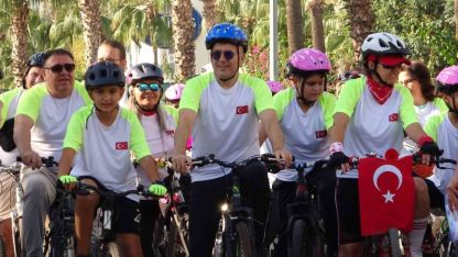 Mersin’de yaşlısından gencine bisiklet tutkunları pedal çevirdi
