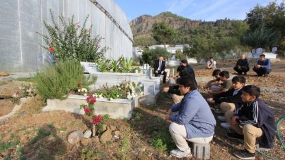 Bozyazı’da vefat eden öğretmen kabri başında anıldı