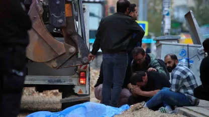 Ekmek almaya giderken kepçenin altında kalan yaşlı adam hayatını kaybetti