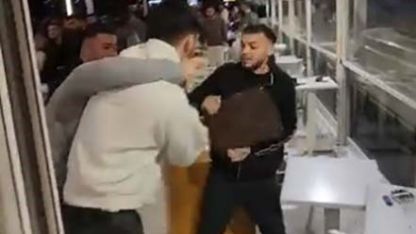 Mersin’de kafedeki kavgada yumruklar havada uçuştu