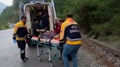 Antalya’da yağış nedeniyle kayganlaşan yolda otomobil takla attı: 2 yaralı
