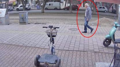 Ekmek almak için çıkmıştı; kepçenin altında kalarak öldü, kaza kamerada