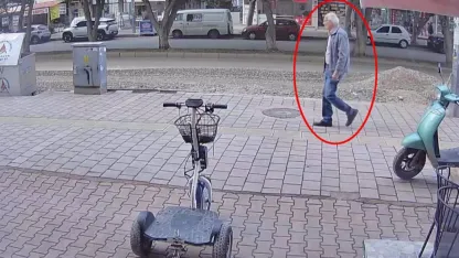 Ekmek almak için çıkmıştı; kepçenin altında kalarak öldü, kaza kamerada