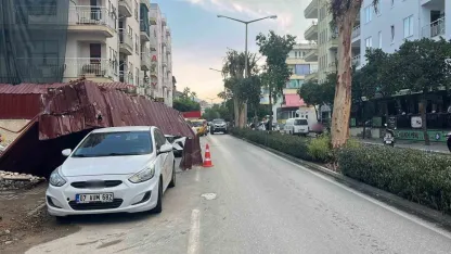 Alanya’da fırtına inşaat korkuluklarını uçurdu, park halindeki araca zarar verdi